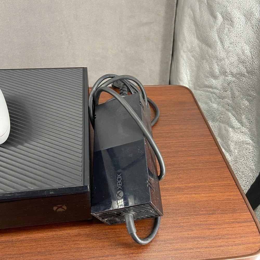 Microsoft Xbox One 1540 Home Console Black w/ White Controller & Power Supply